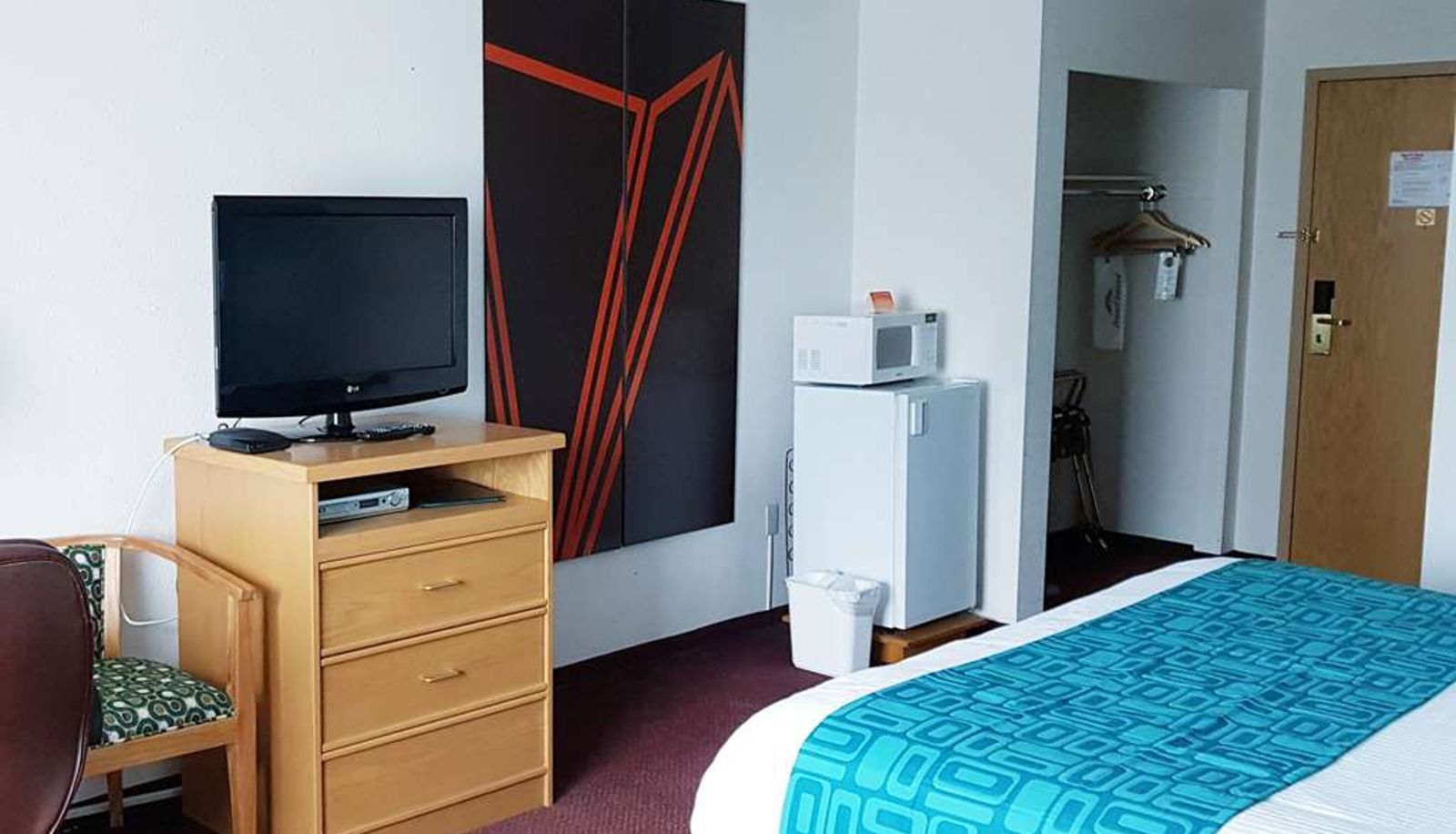Zimmer - Howard Johnson by Wyndham Fort St. John