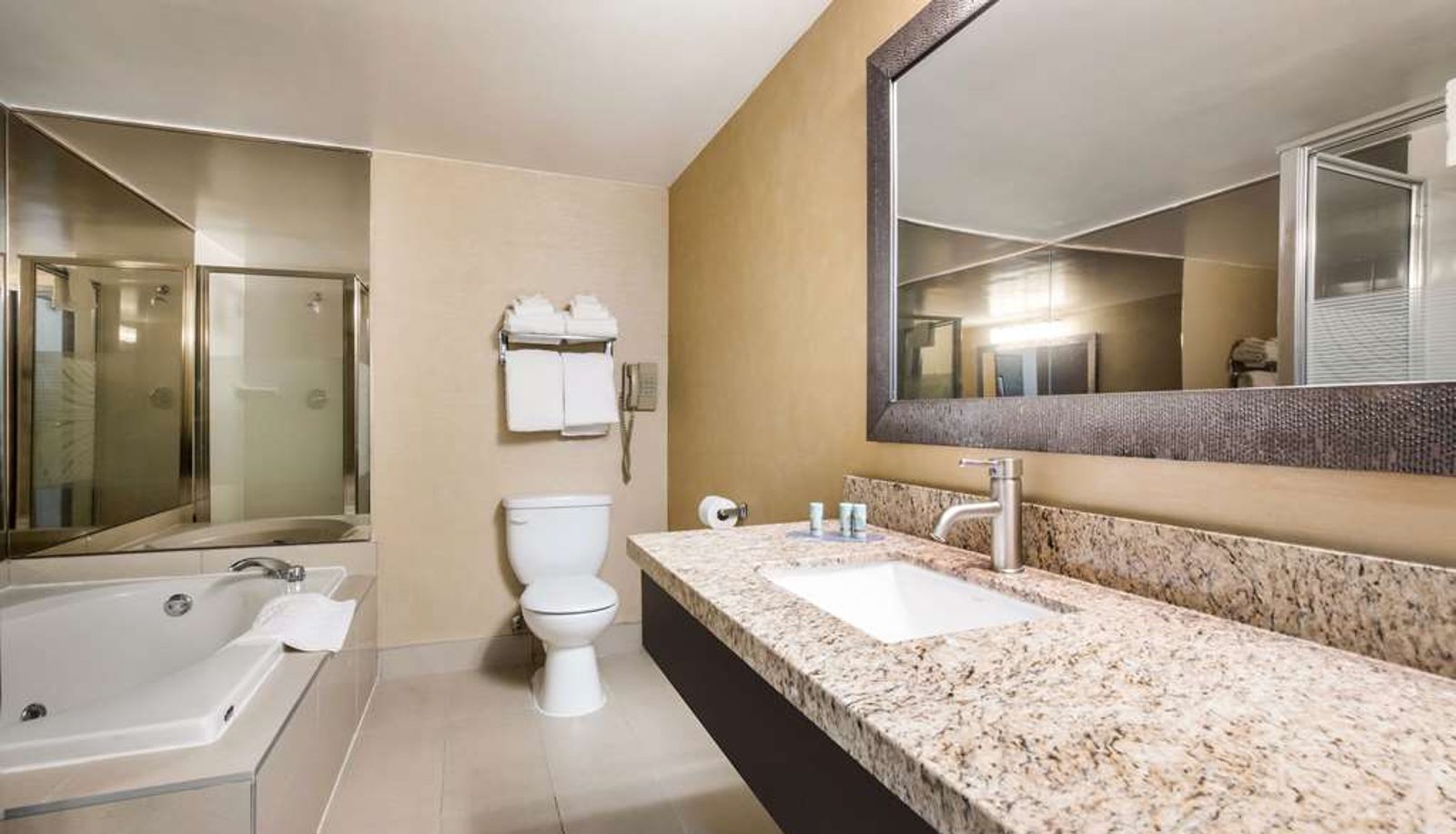Zimmer - Best Western Little River Inn