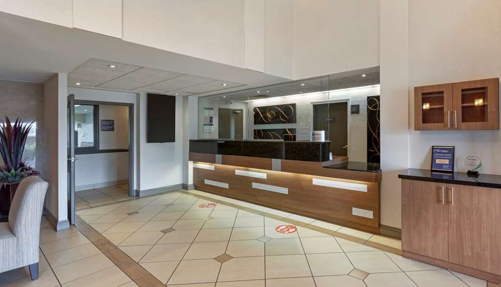 Lobby - Best Western Plus Burlington Inn & Suites
