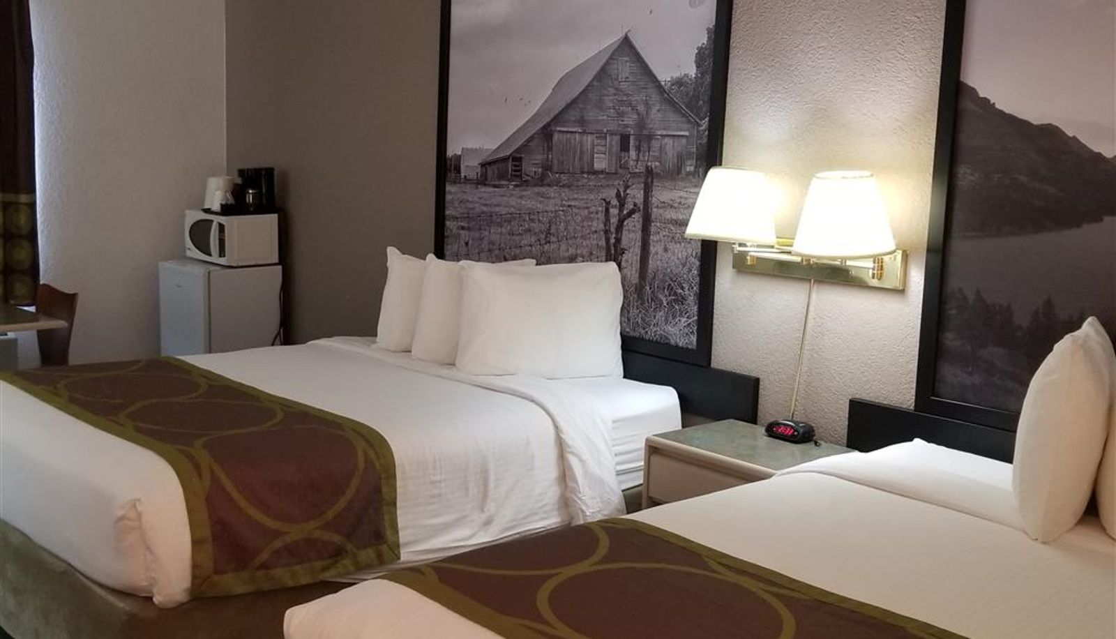 Zimmer - Super 8 by Wyndham Pincher Creek AB