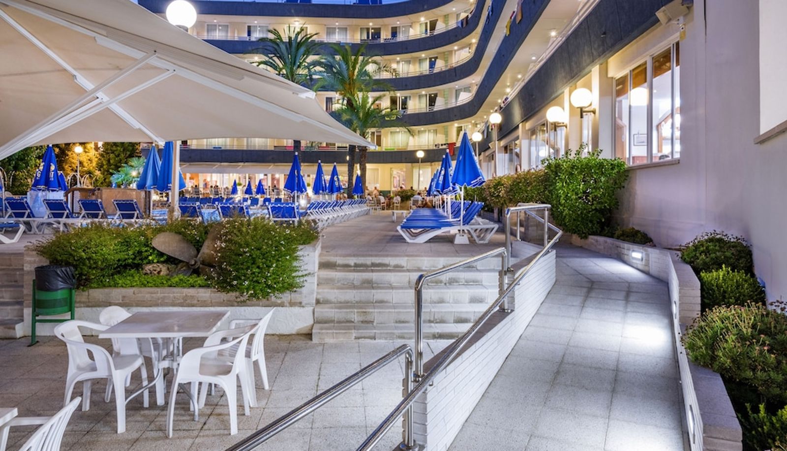Pool - Hotel GHT Aquarium & Spa