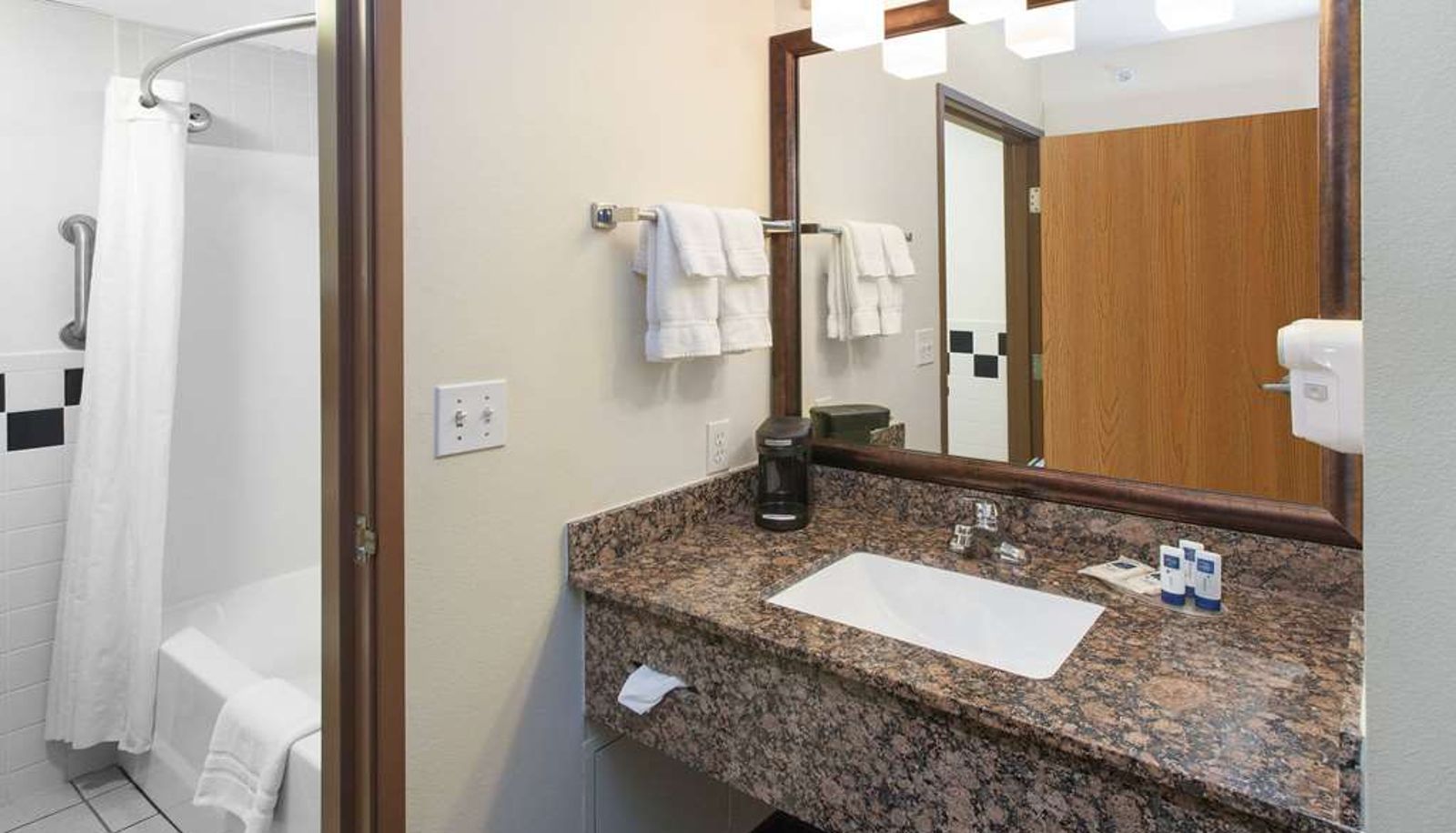 Kamer - AmericInn by Wyndham Webster City