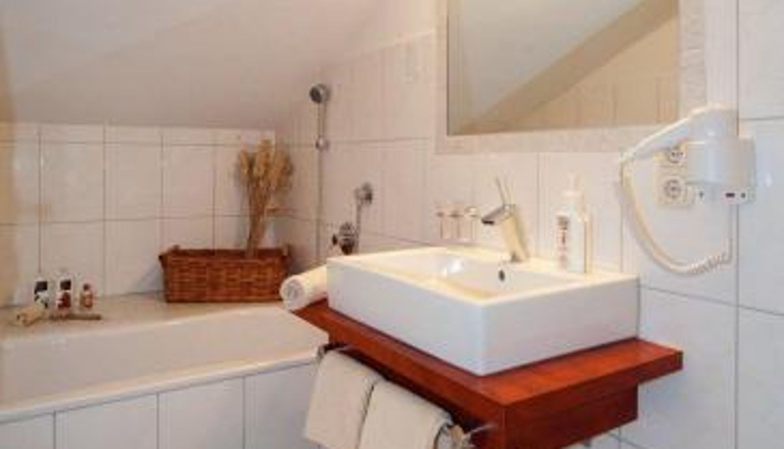 Badezimmer - Hotel zum Goldenen Löwen Hotel Gasthof