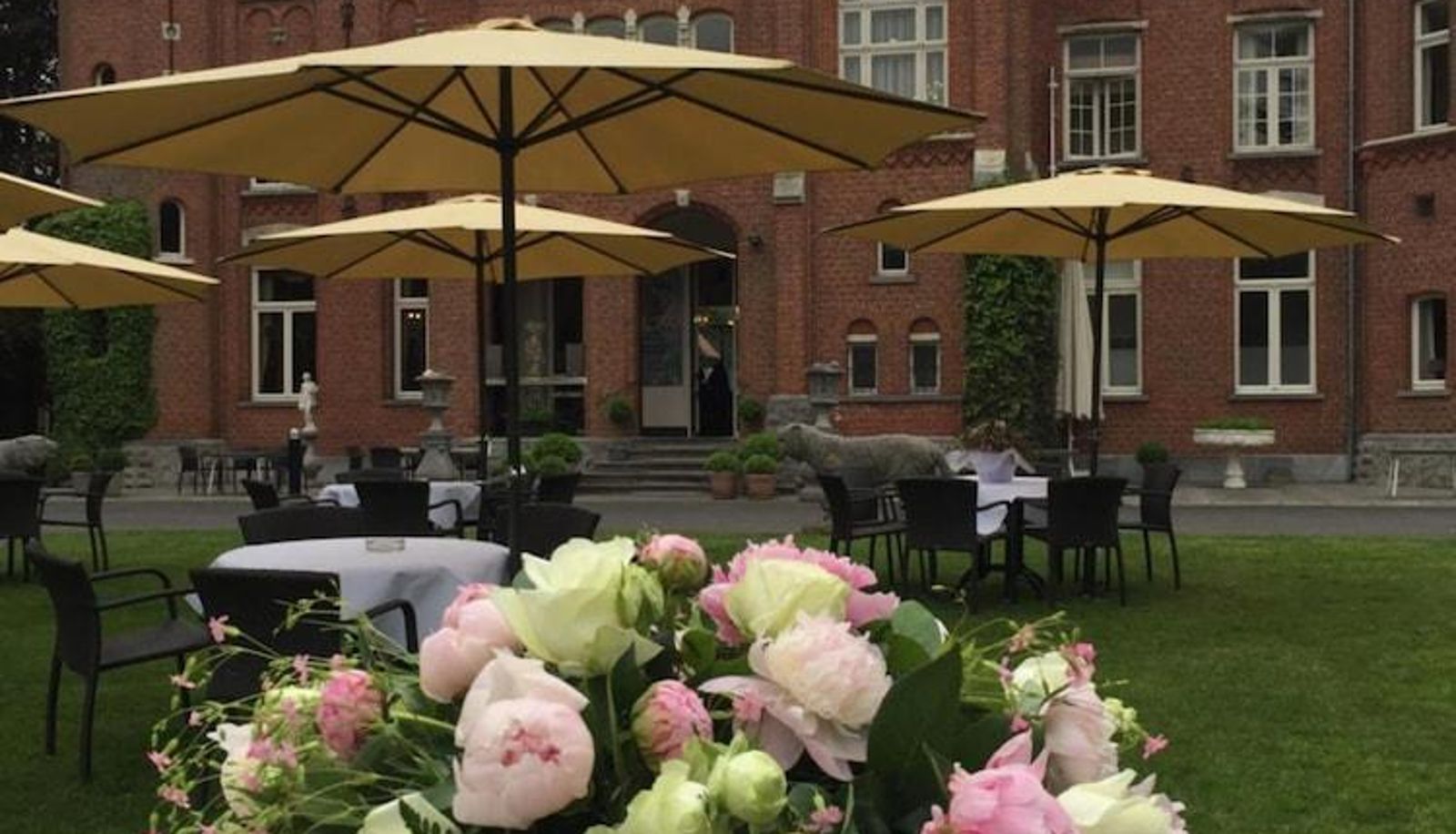 Hotel outdoor area - Hotel Lodewijk Van Male