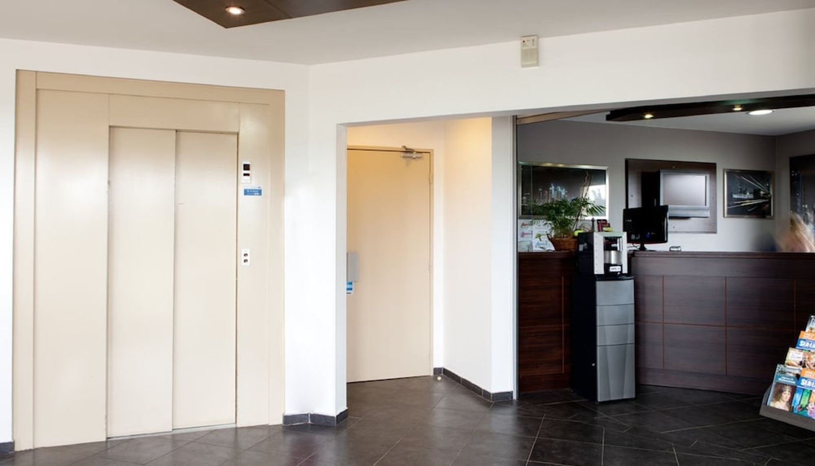 Hall - Hôtel Orly Superior