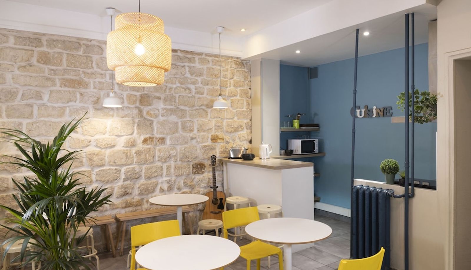 Salón - Le Régent Montmartre by Hiphophostels