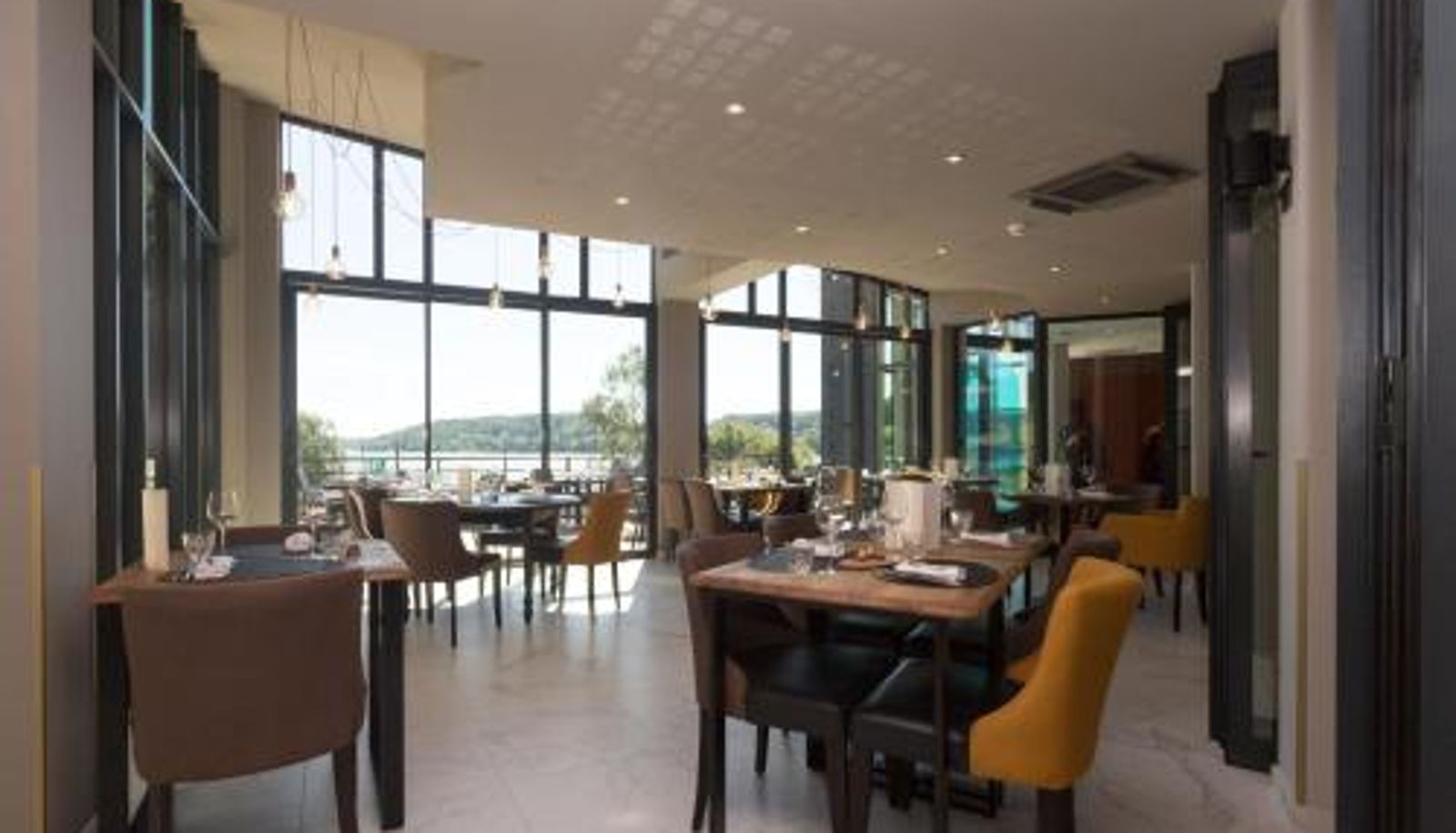 Salle de petit-déjeuner dans le restaurant - Logis Hôtel Les Voiliers Logis