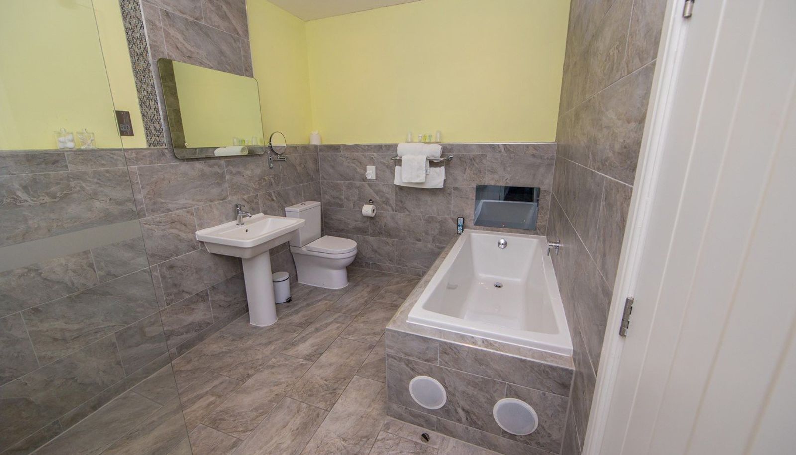 Room - Rogerthorpe Manor Hotel