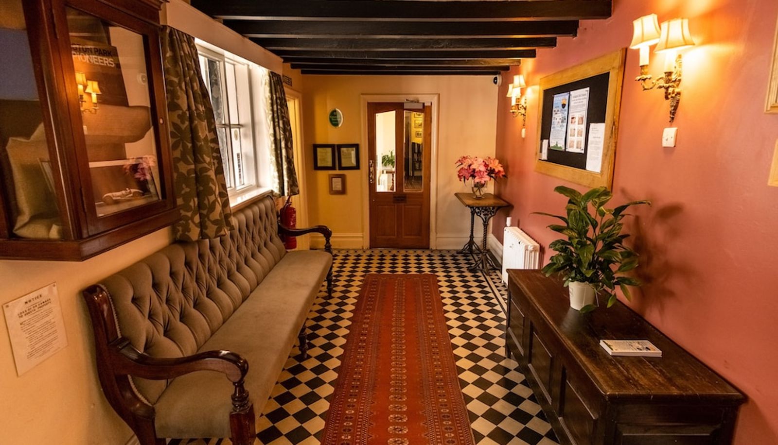 Hall - Donington Park Farmhouse Hotel