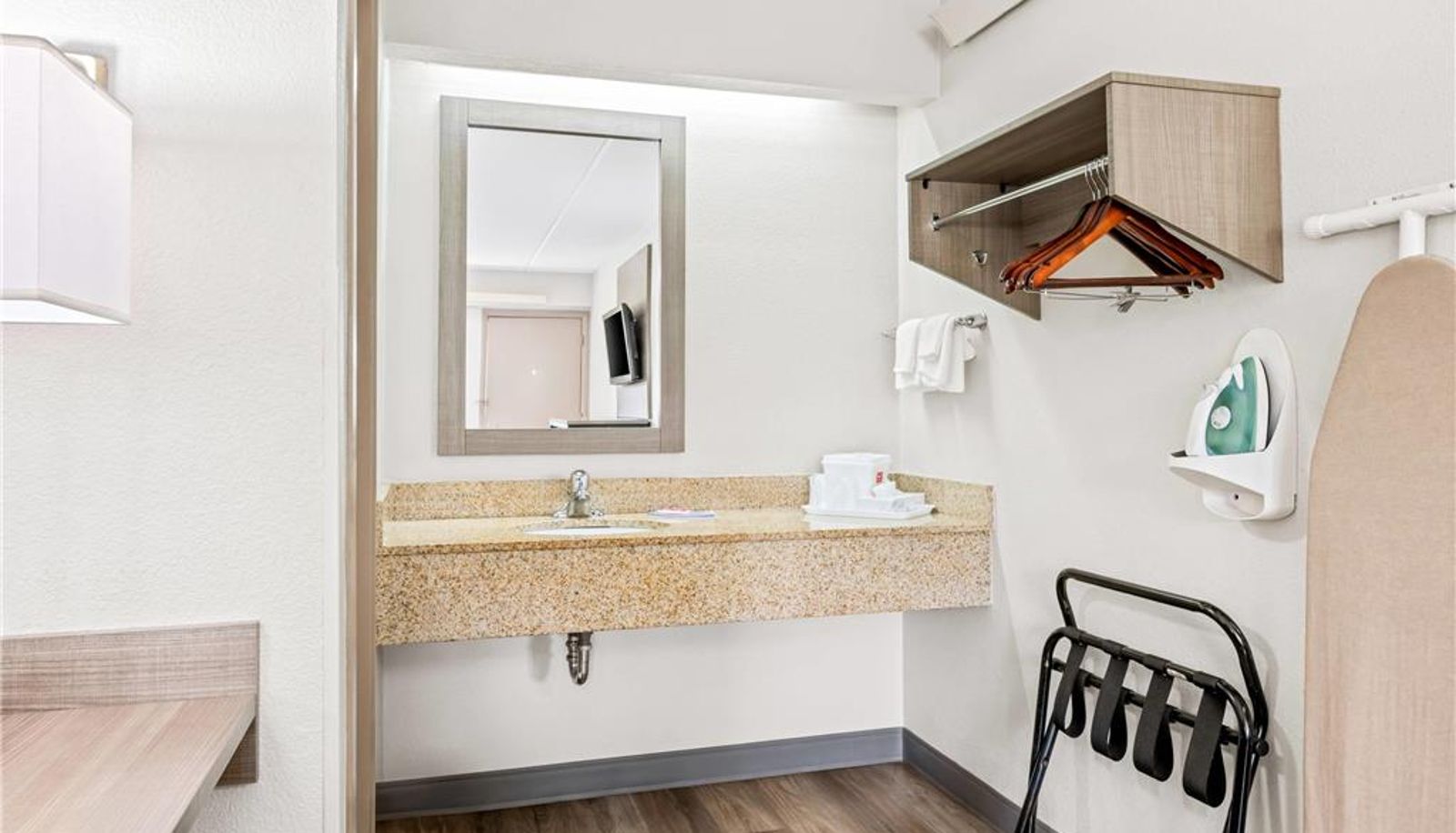 Room - Econo Lodge Hickory