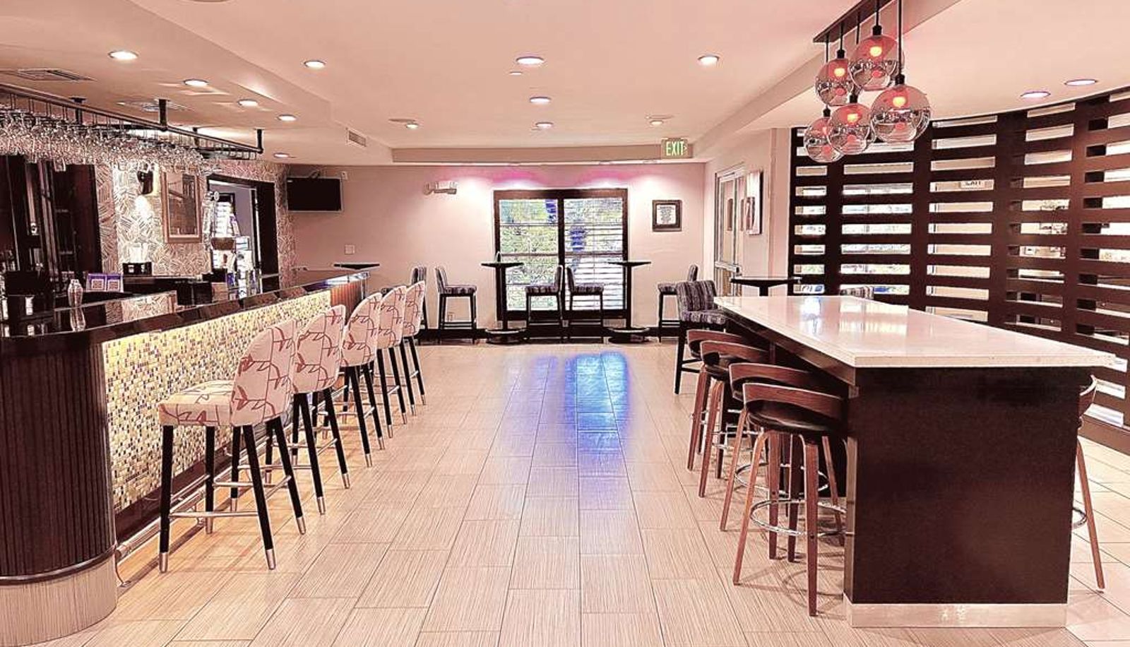 Bar - DoubleTree by Hilton Chatsworth
