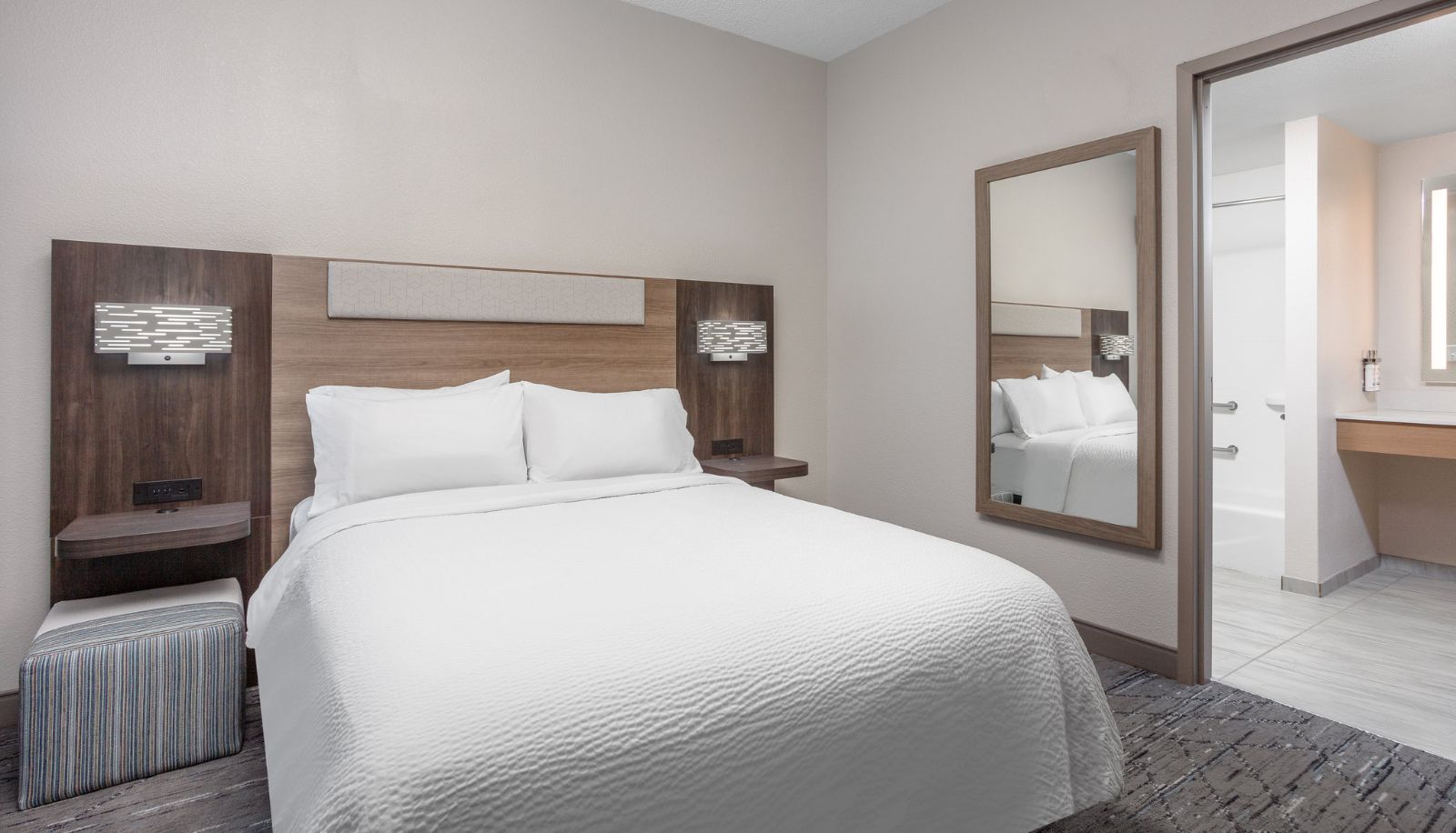 Zimmer - Candlewood Suites BUILDING 2020