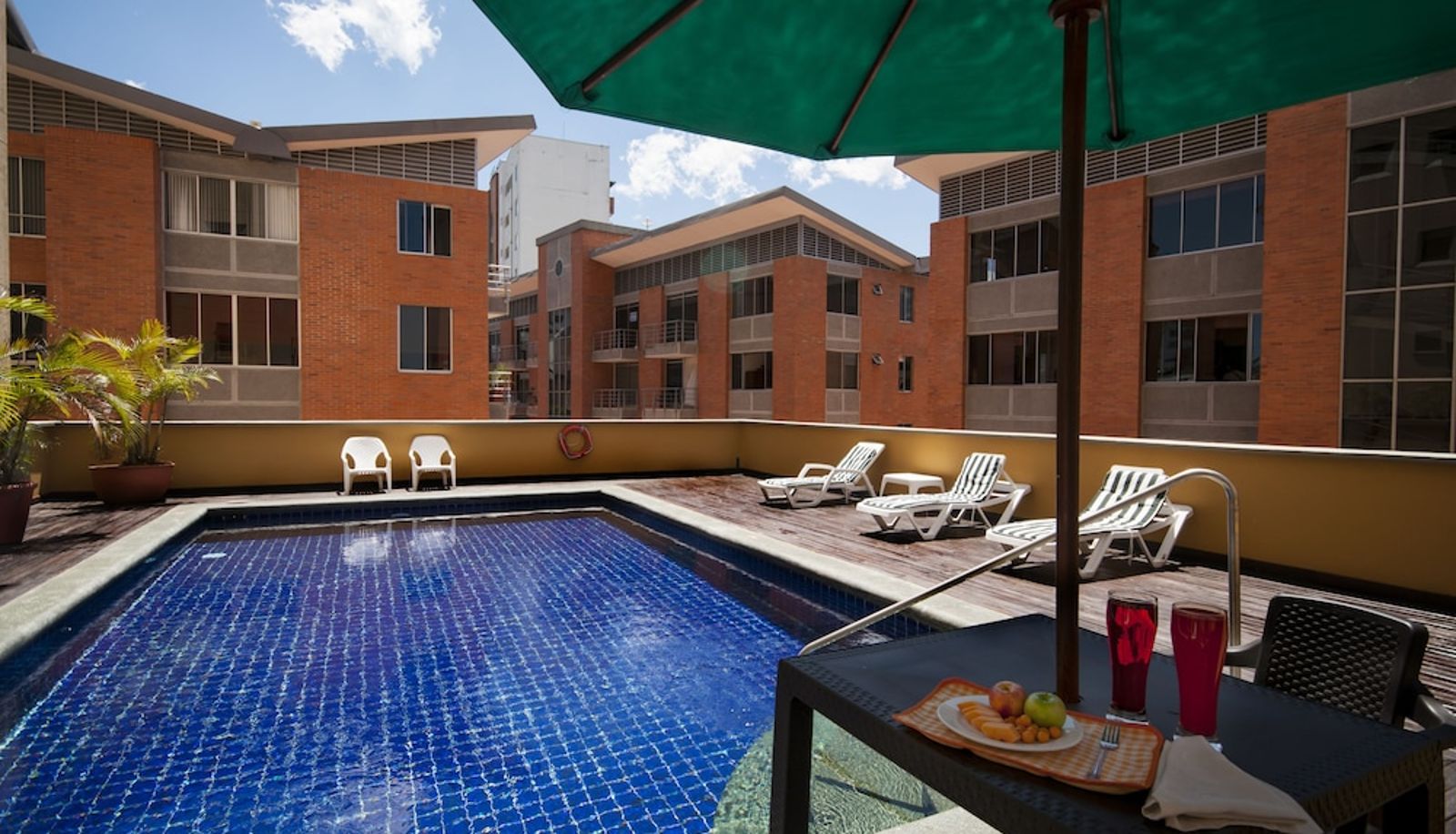 Piscina - Armenia Hotel