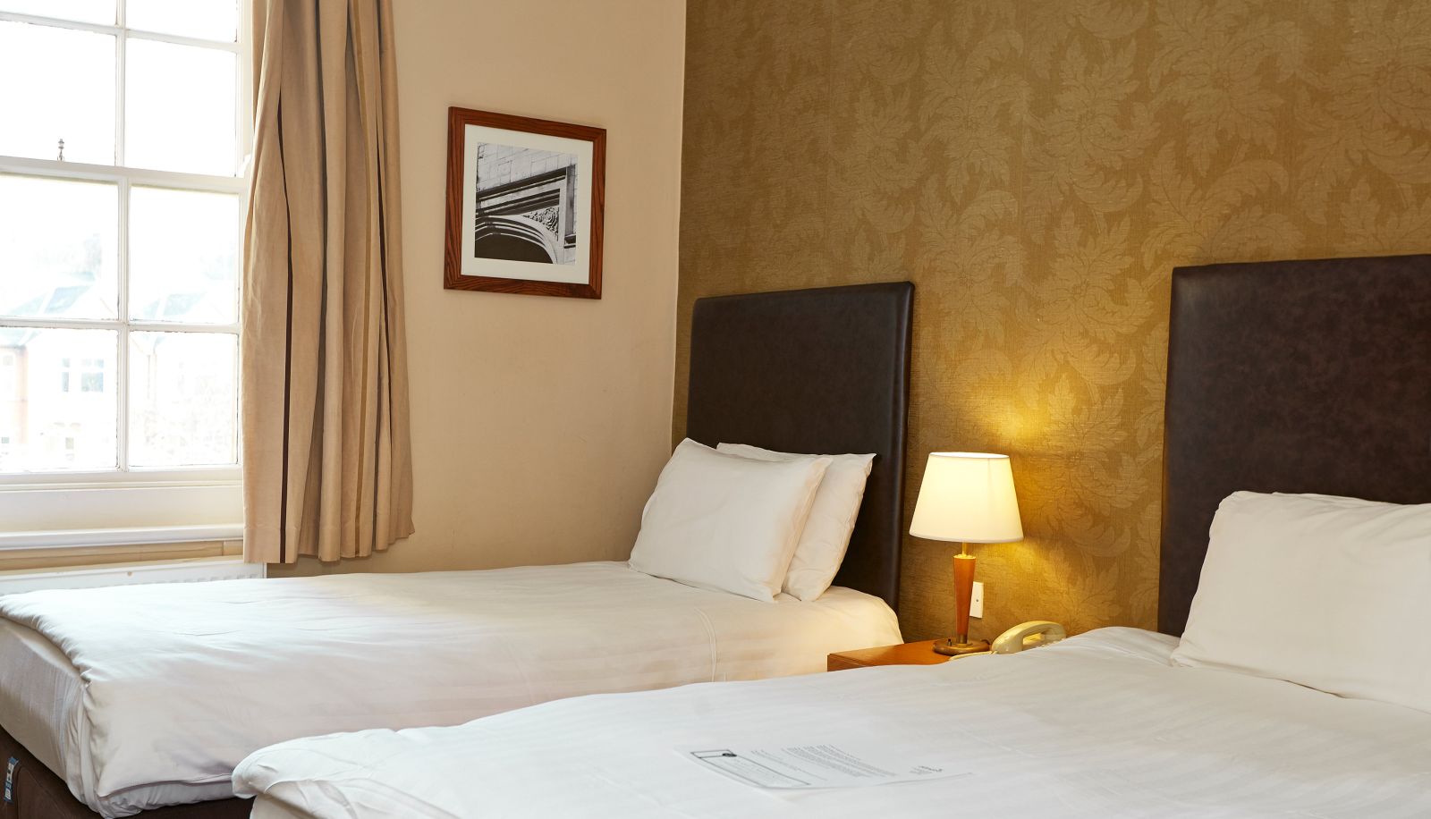 Camera - The Manor Hotel