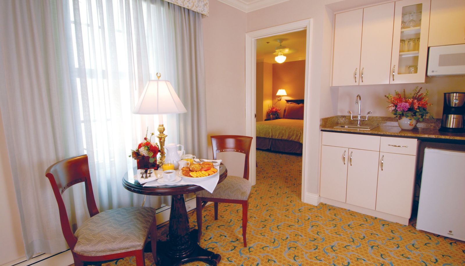 Zimmer - Inn At The Opera