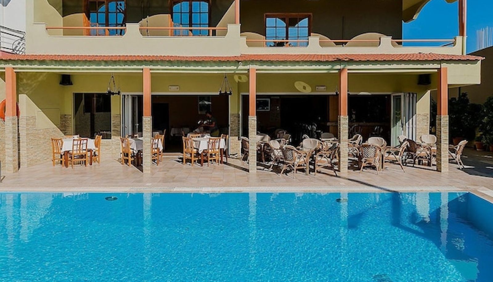 Zwembad - Esmeralda Hotel