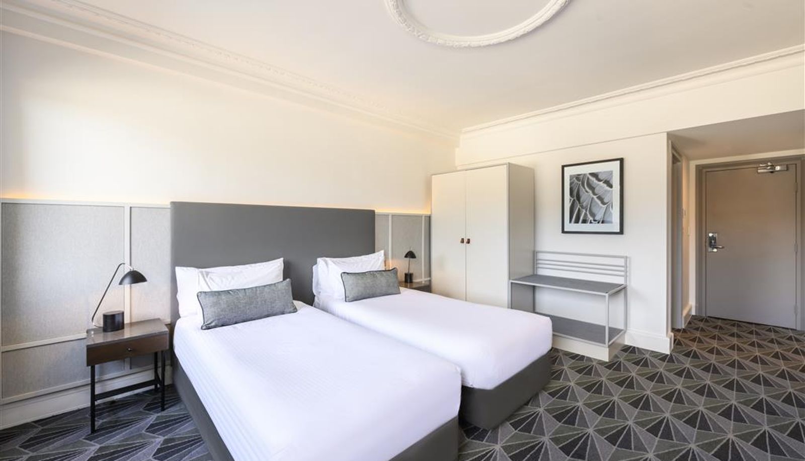 Zimmer - The Savoy Hotel On Little Collins Melbourne