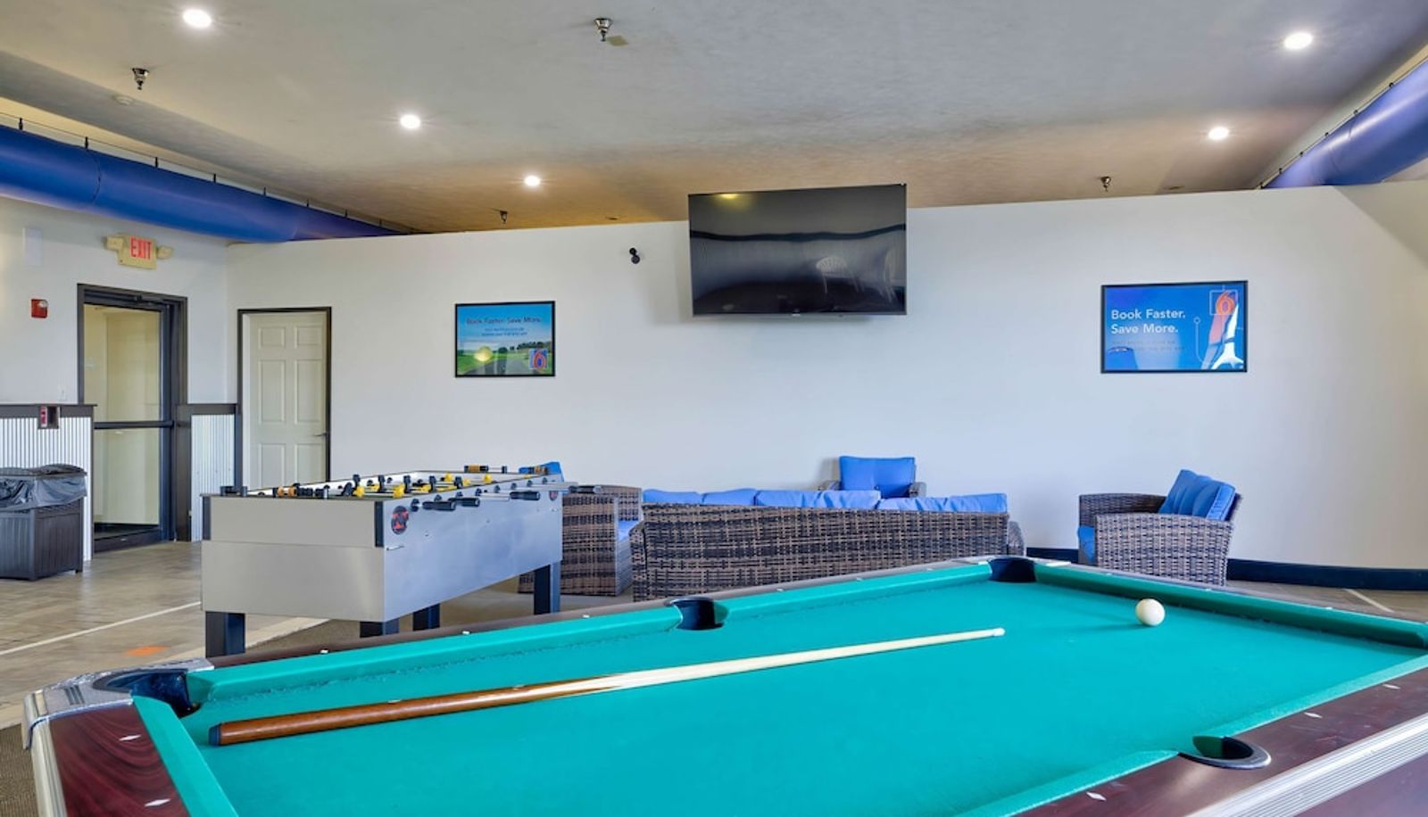 Pool - IA Motel 6 Percival