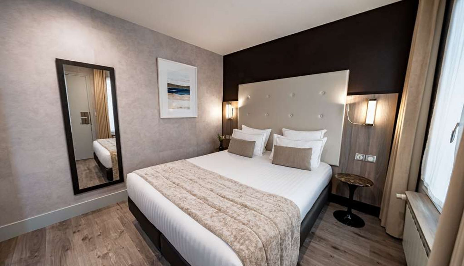 Room - Hotel de la Paix tour Eiffel