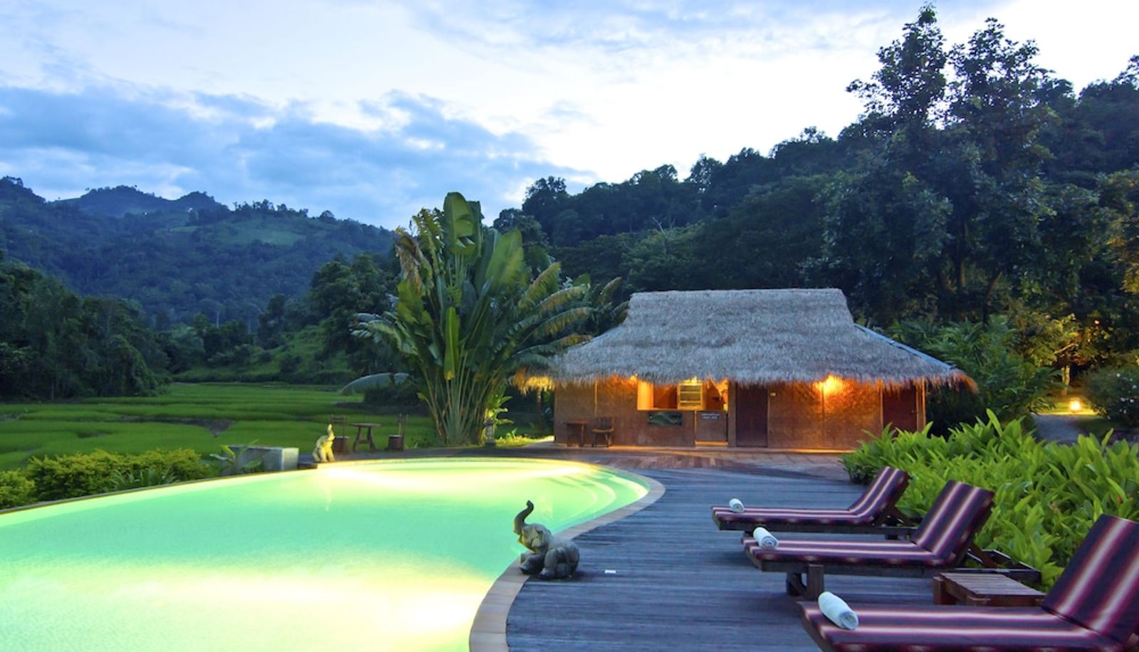 Zwembad - Hmong Hilltribe Lodge