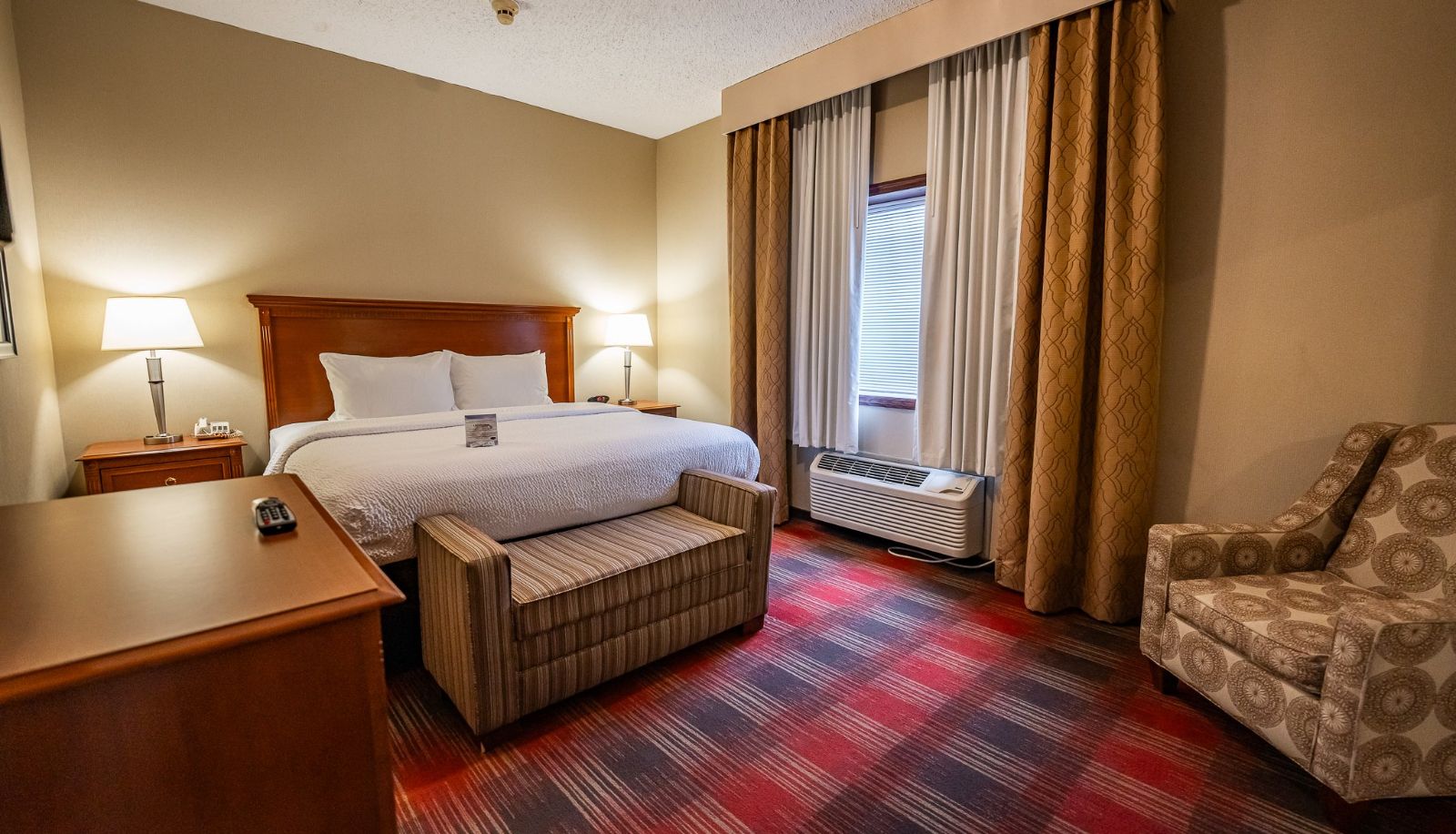 Room - Christopher Inn   Suites