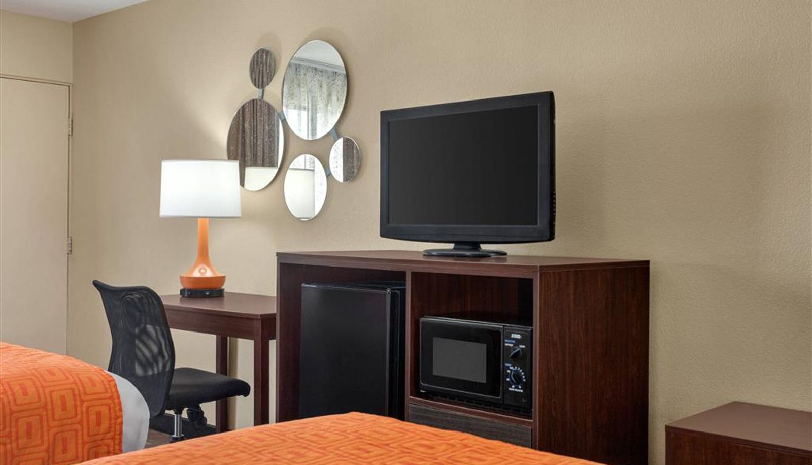 Room - Howard Johnson by Wyndham Pigeon Forge