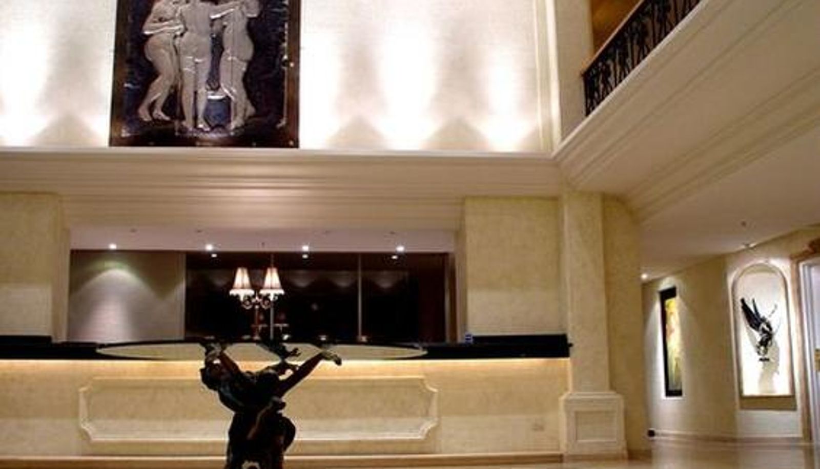 Hall - HALFMOON LODGE