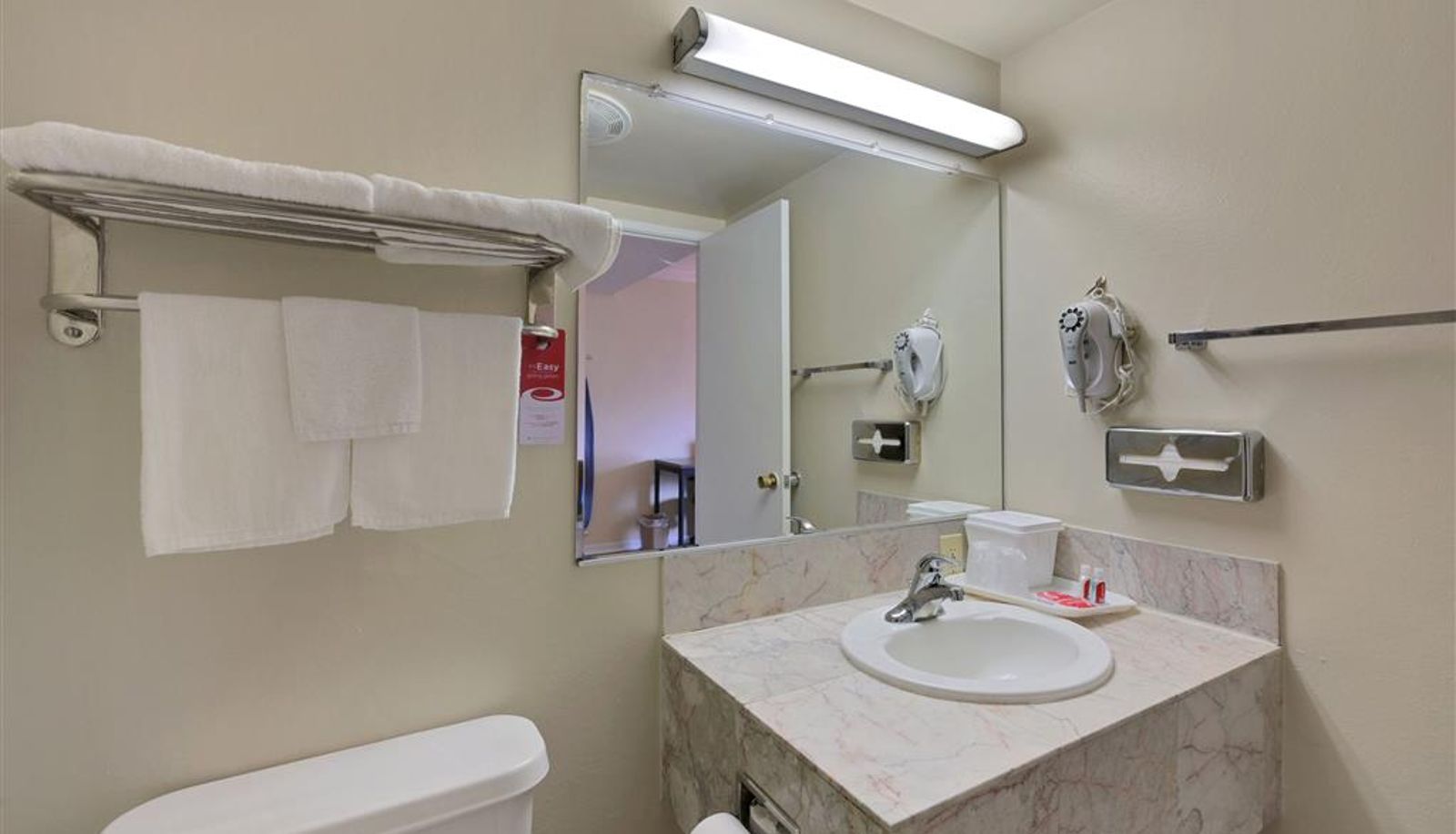 Zimmer - Econo Lodge Woodland near I-5