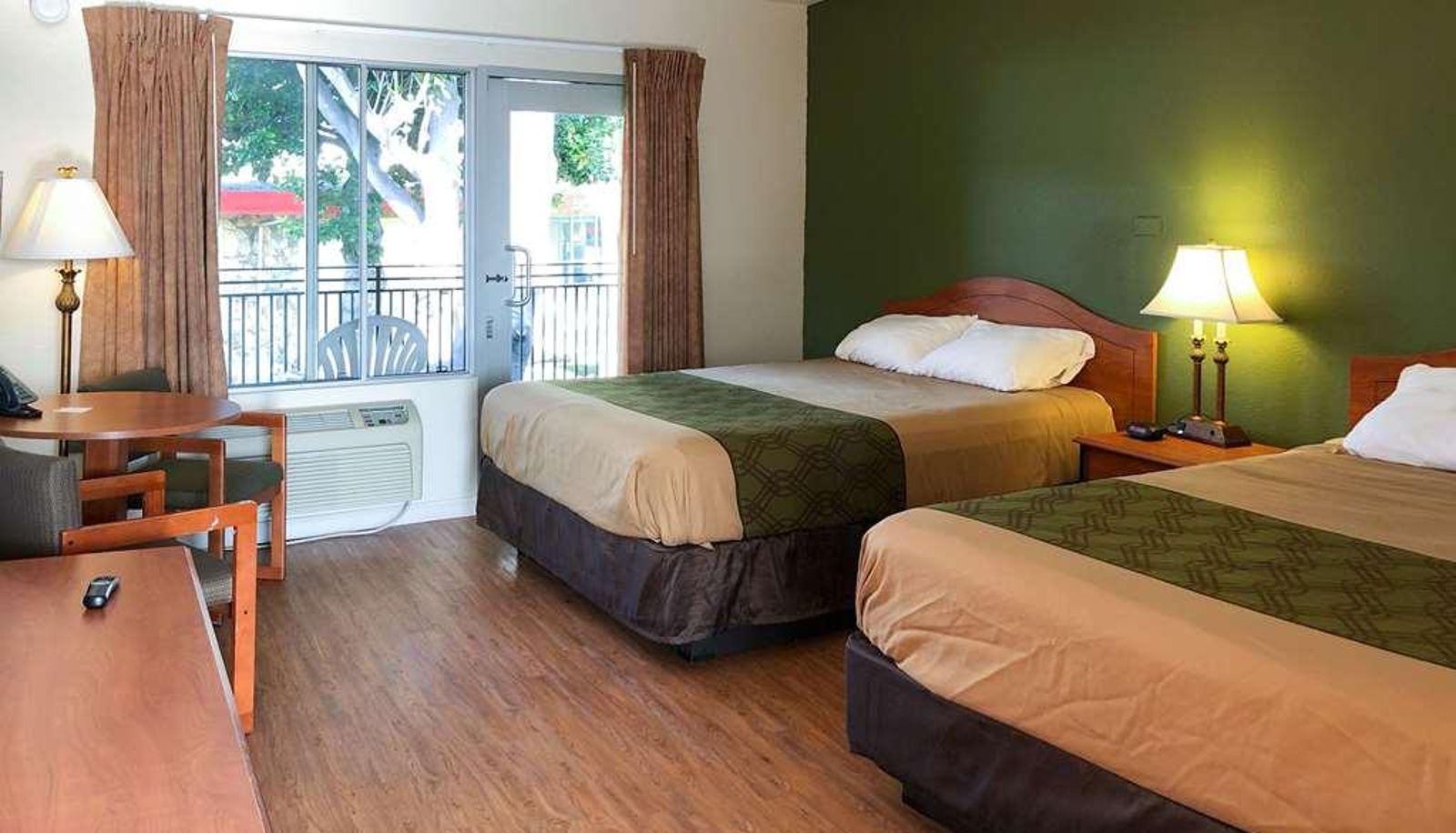 Quadruple room - Econo Lodge  Inn and Suites Oakland Airport