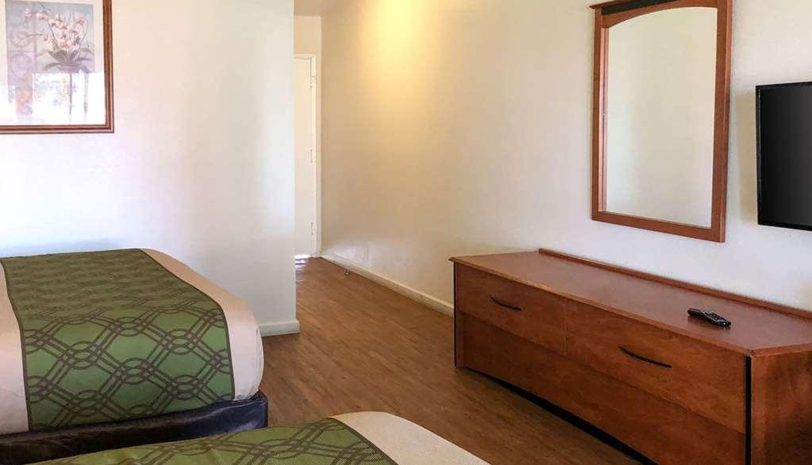 Quadruple room - Econo Lodge  Inn and Suites Oakland Airport