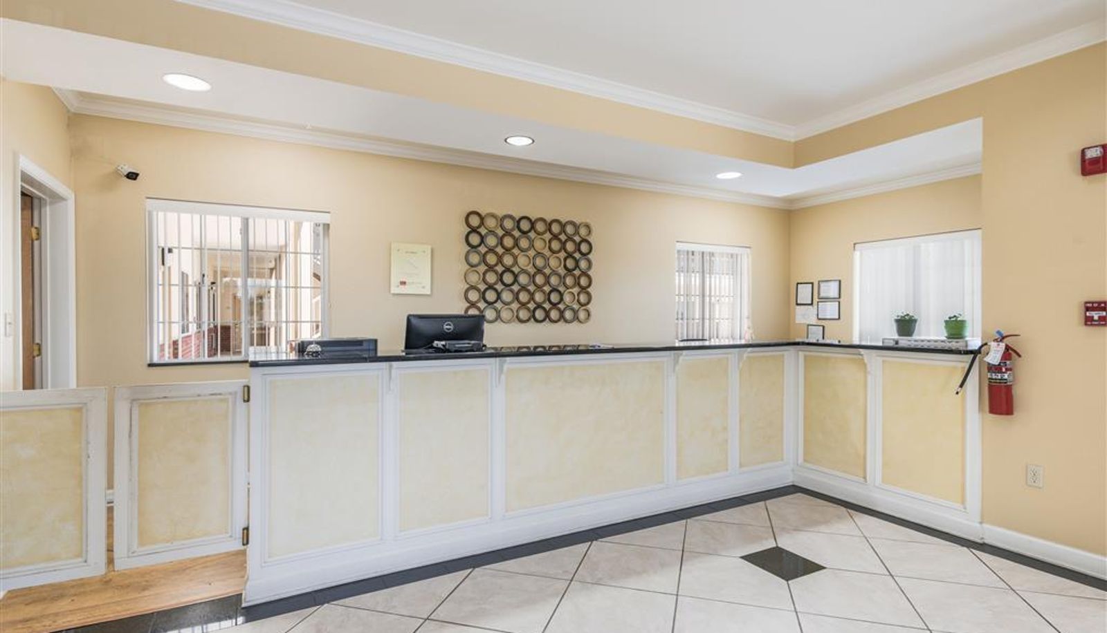 Hall - Econo Lodge Inn & Suites Bryant