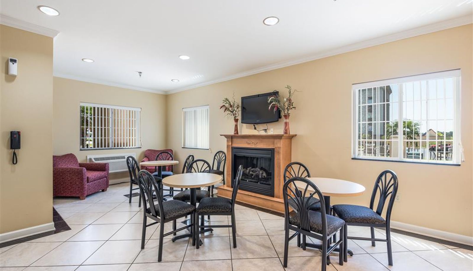 Hall - Econo Lodge Inn & Suites Bryant