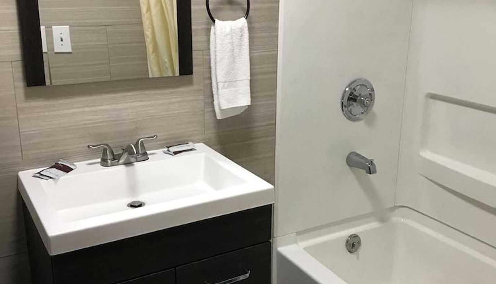 Standard room - AmeriVu Inn and Suites Wolcott