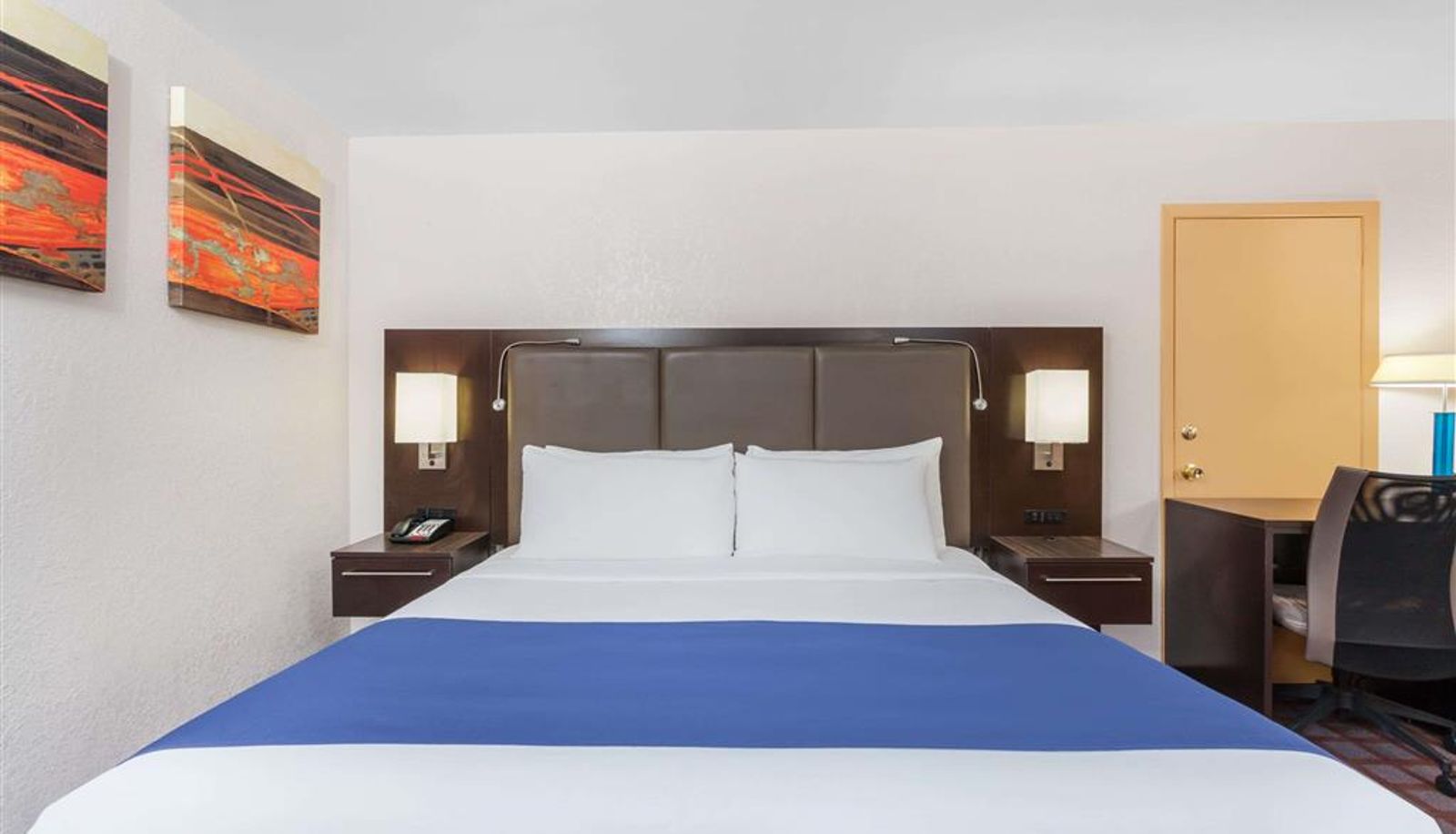 Room - Days Inn by Wyndham Woodbury Long Island