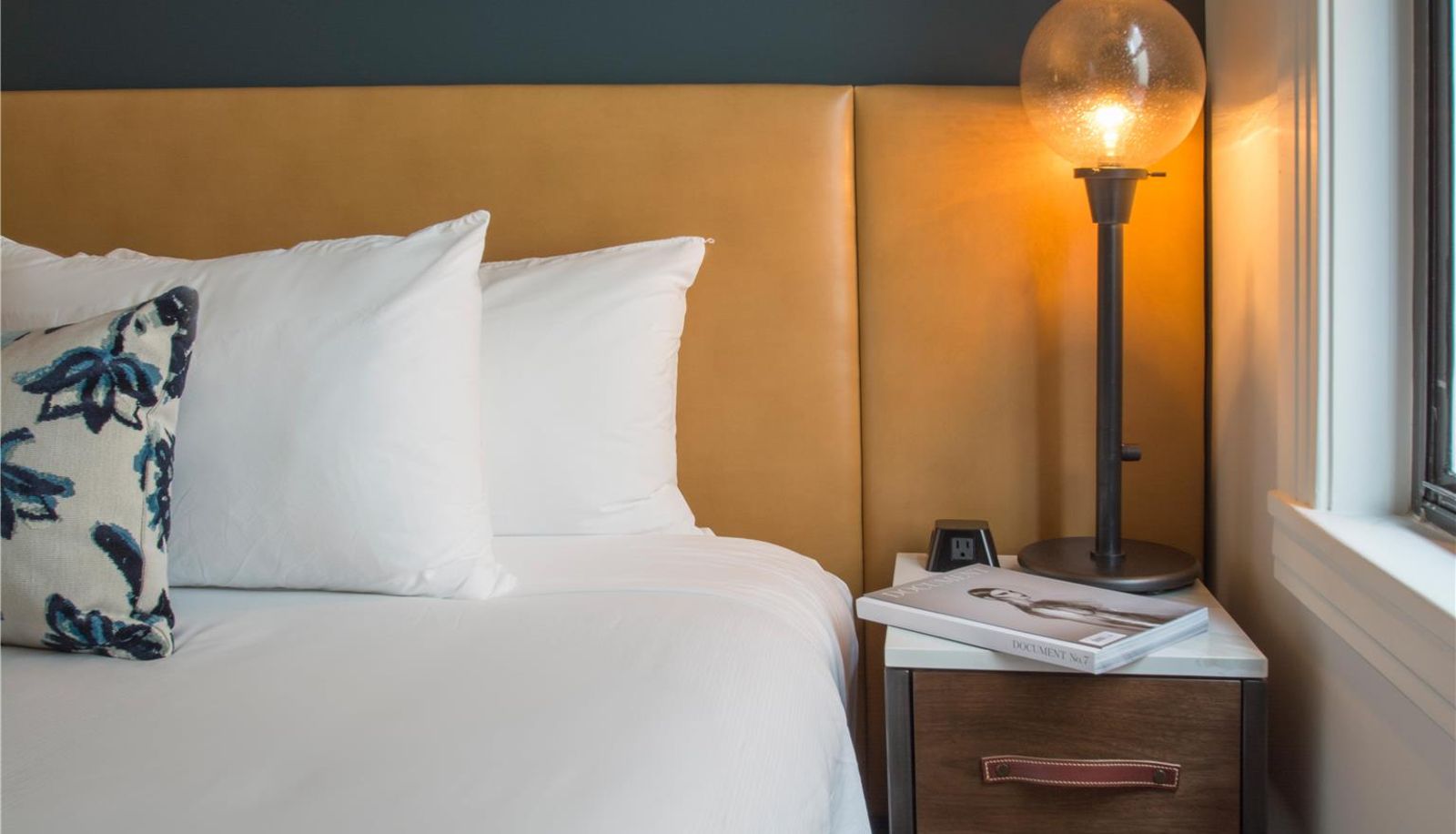 Zimmer - Hotel Theodore Seattle Downtown Tapestry by Hilton