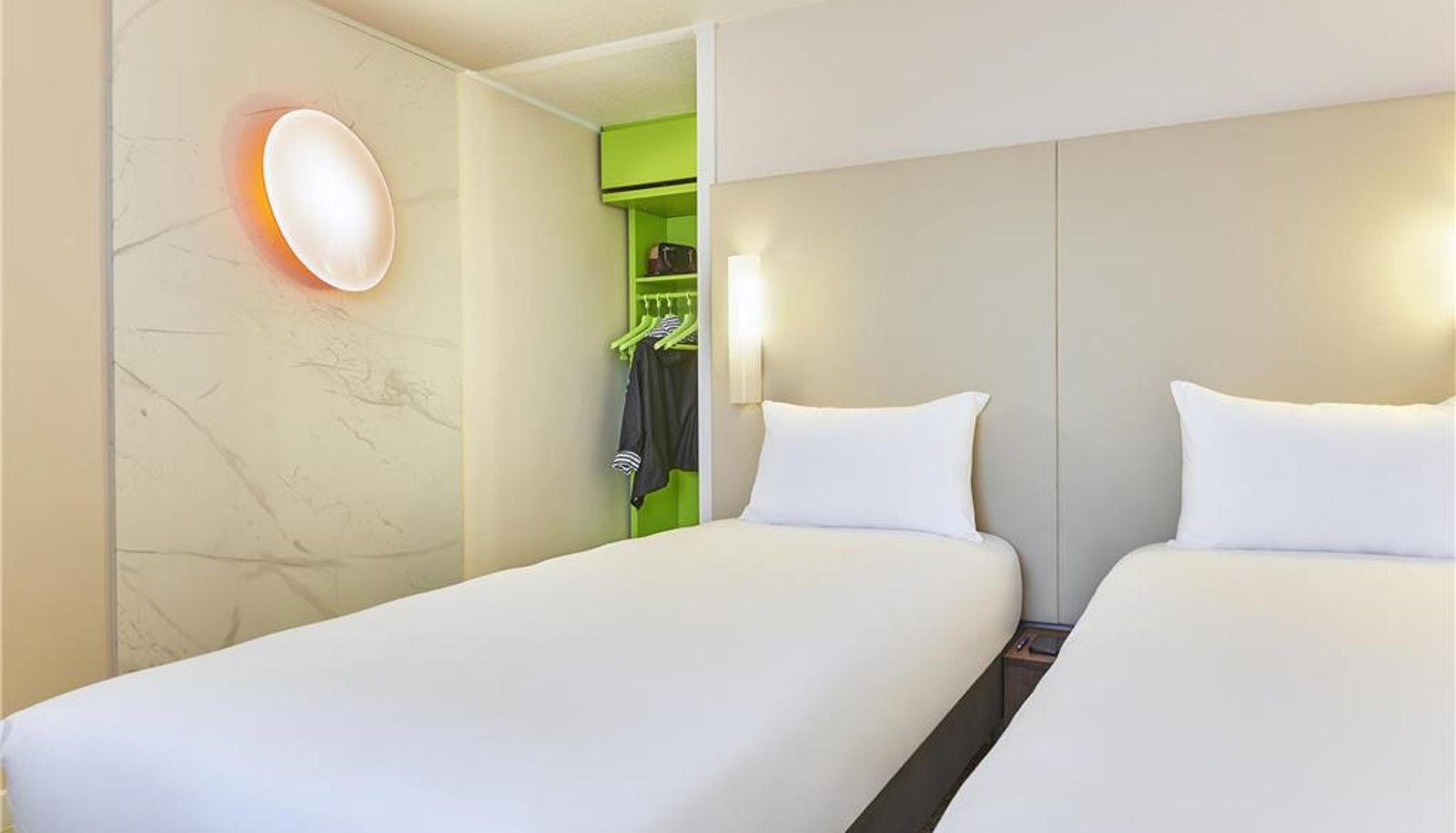 Camera - greet  Hotel Versailles - Voisins Le Bretonneux