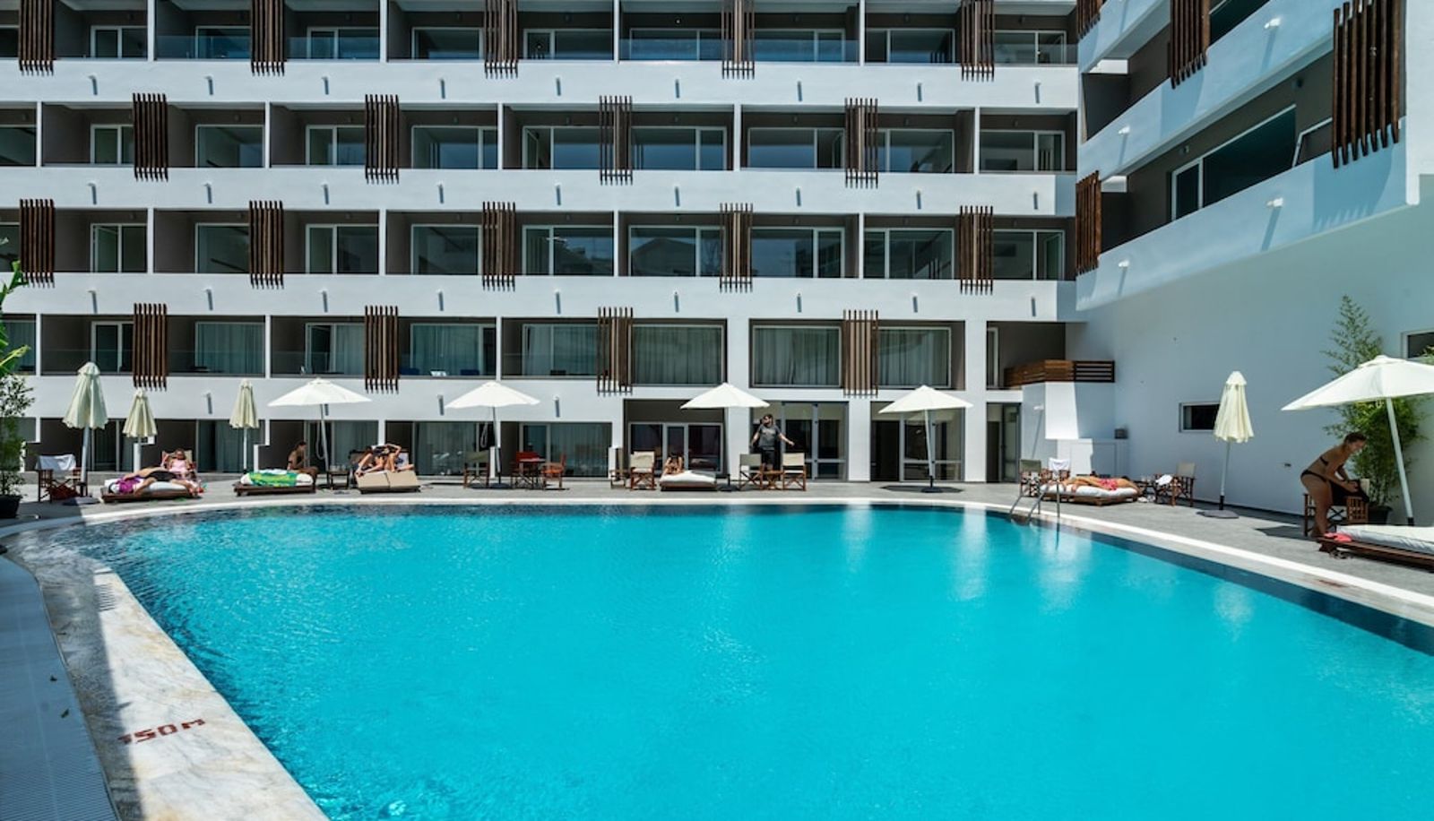 Piscina - Castellum Suites