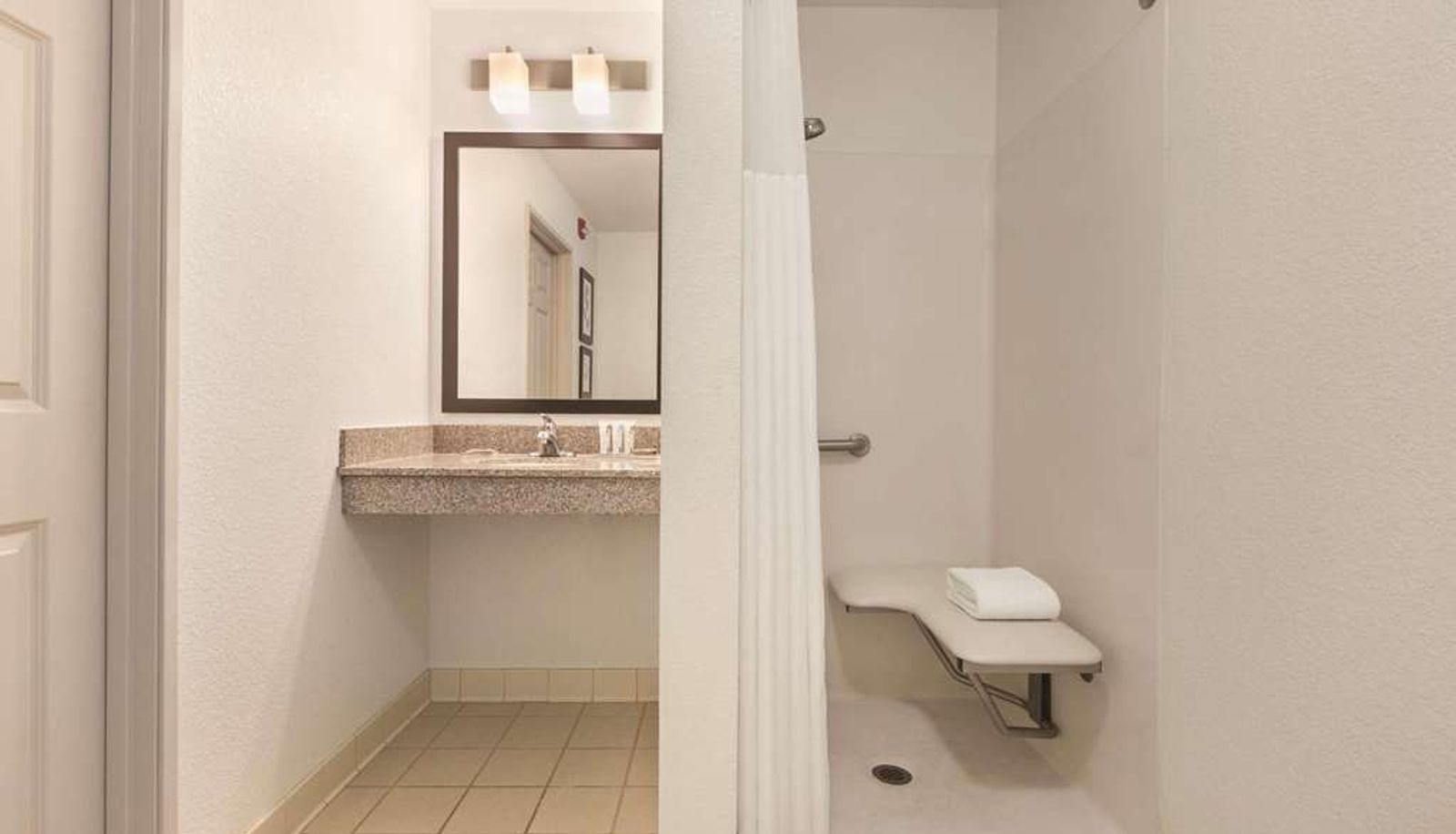 Zimmer - Country Inn & Suites by Radisson Willmar MN