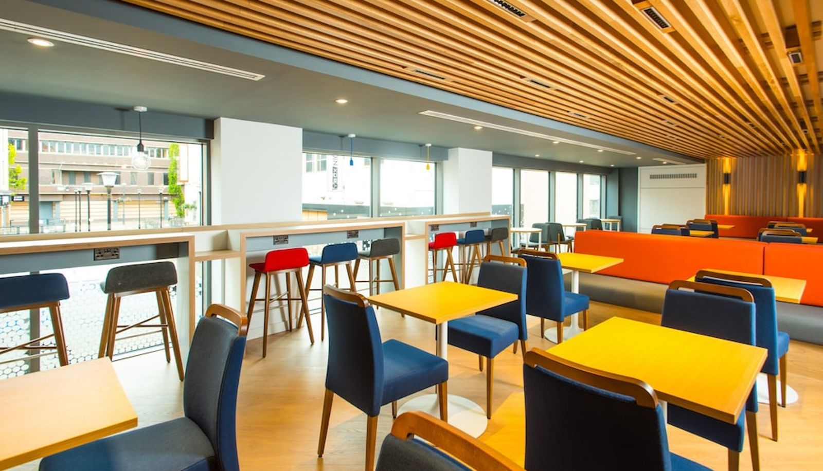 Restaurant - Holiday Inn Express SWINDON CITY CENTRE by IHG