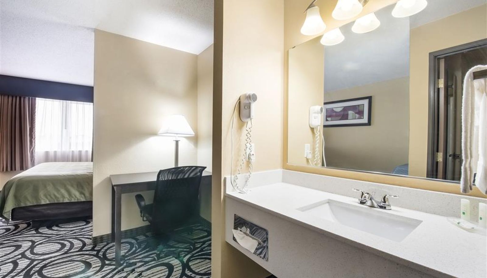Zimmer - Quality Inn & Suites Menomonie