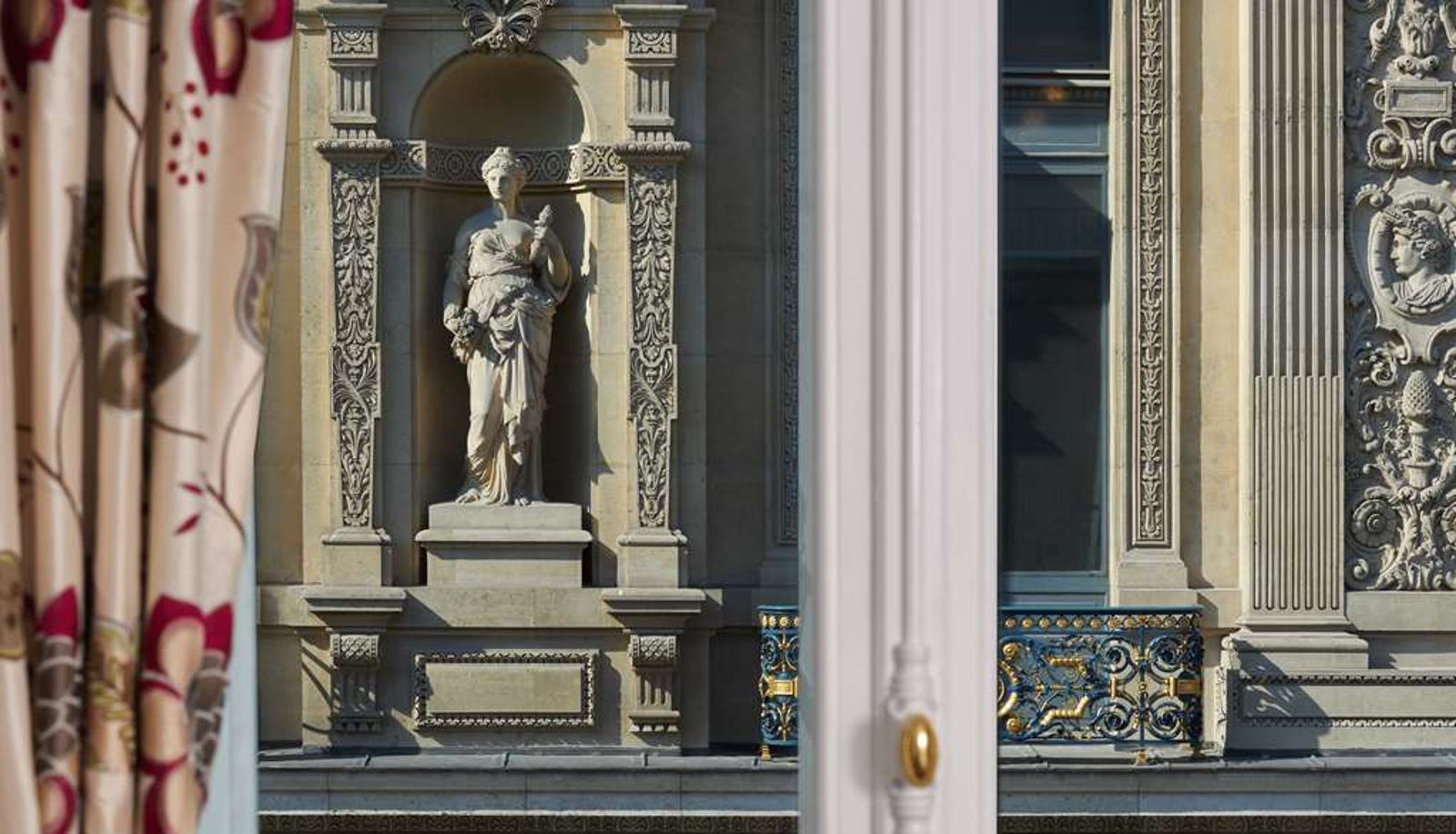Room - Hotel Regina Louvre Paris