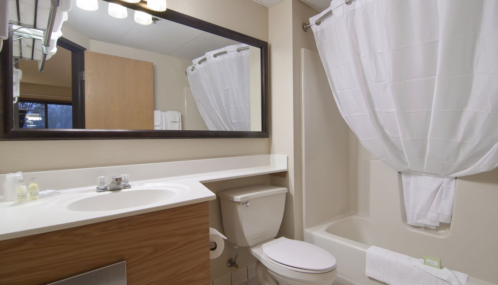 Room - Boarders Inn & Suites by Cobblestone Hotels - Faribault