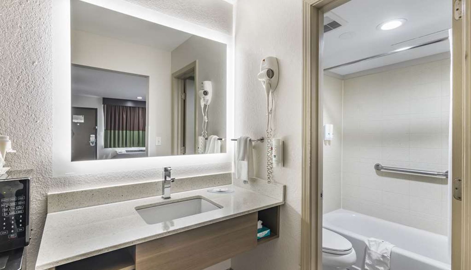 Room - Quality Inn & Suites Athens University Area