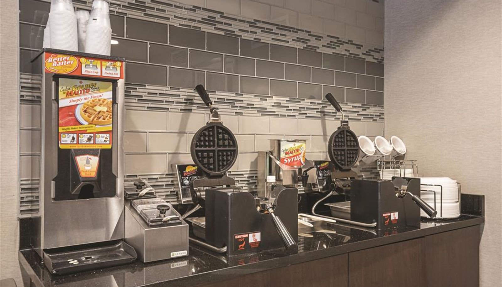Interior view - La Quinta Inn & Suites by Wyndham Hartford - Bradley Airport