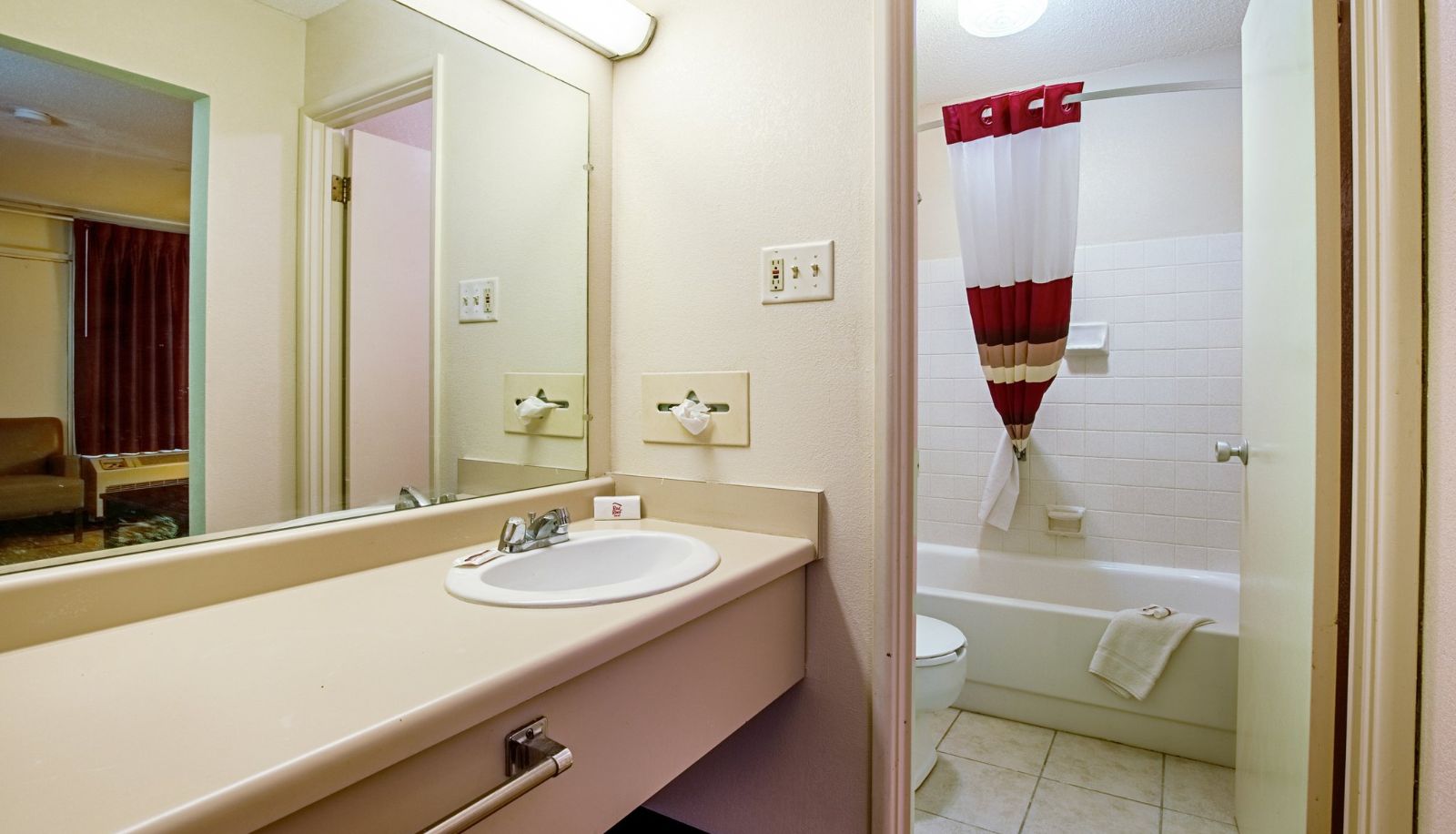 Zimmer - Red Roof Inn Battle Creek