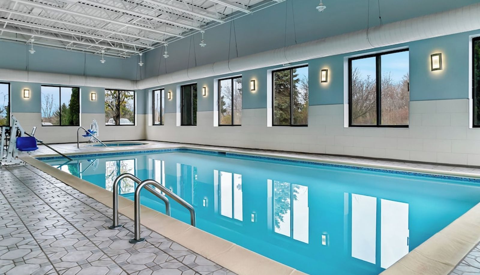 Piscina - HomeTowne Studios Flint