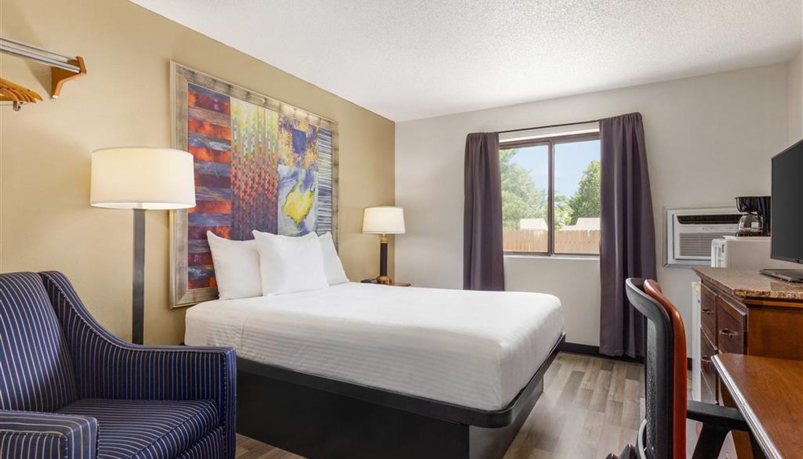 Room - Baymont by Wyndham Hutchinson