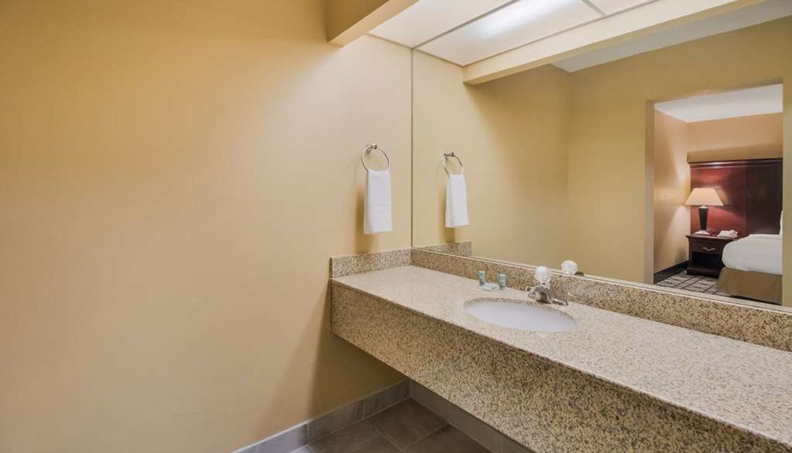 Room - Best Western University Inn