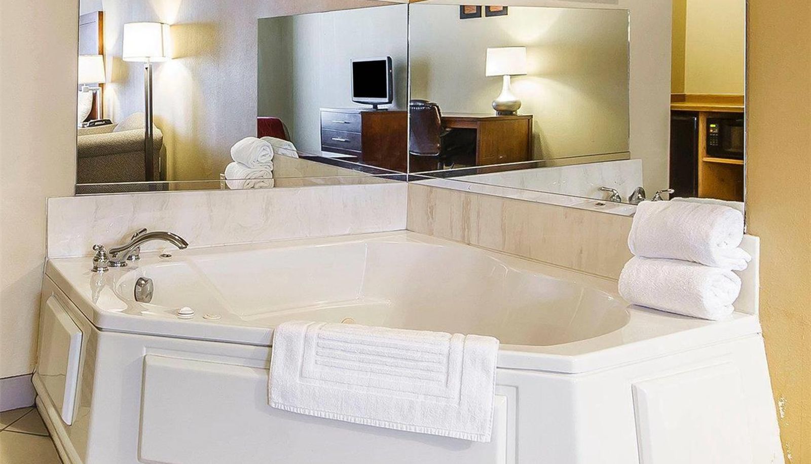 Suite - COMFORT INN OWATONNA