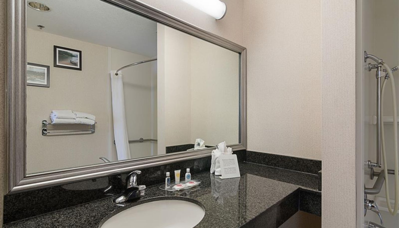 Camera - QUALITY SUITES SPRINGDALE